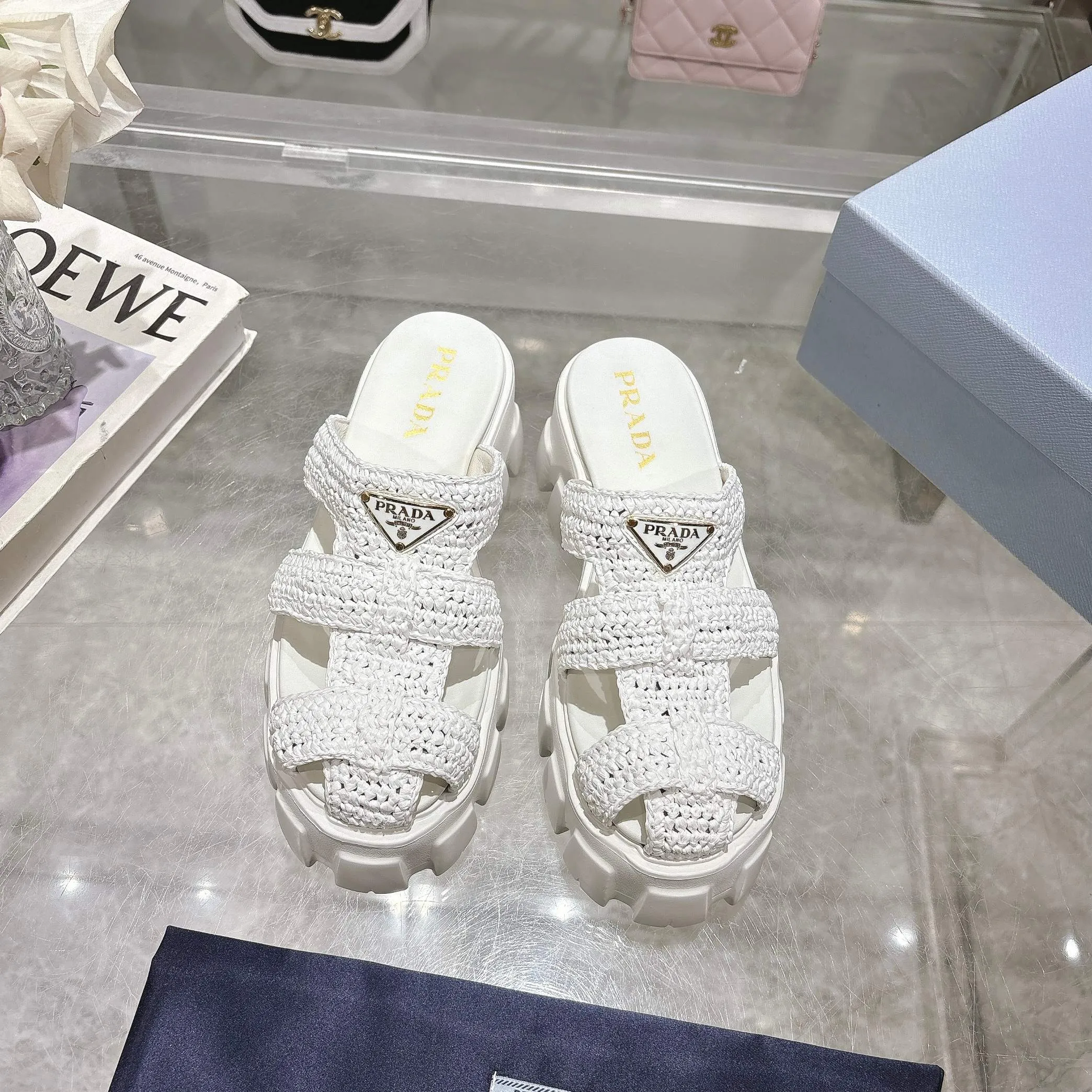 👟👟Ex-factory price 500👟👟 Original eco-friendly PP paper material, high version Prada Prada’s latest pig cage shoes, Roman woven thick-soled rubber slippers, the latest eco-friendly ♻️PP material, high price, fully handmade crochet, just like knitting sweaters, slow work and meticulous work, retro fashionable and avant-garde thick-soled soles with rubber uppers, retro wood grain to meet the various choices of fashionable people of different styles! The iconic metal triangle logo is paired with the shape of ancient beach sandals. Every design element is fashionable! Code number 35-41